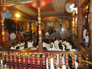 Abendzeremonie im Zahntempel von Kandy