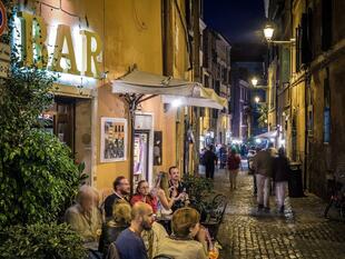 Gasse in Rom bei Nacht