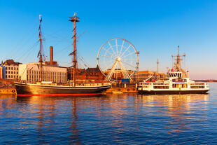 Hafen mit Riesenrad