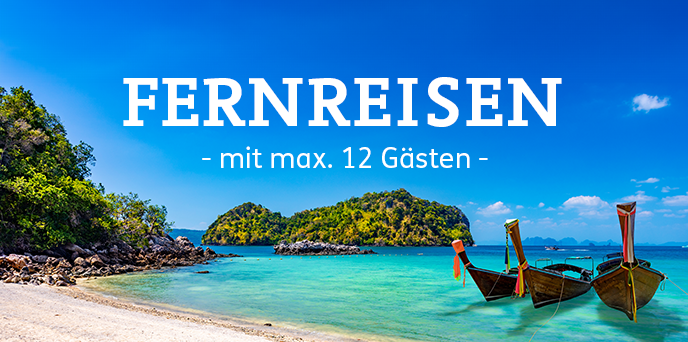 Der Strand eines beliebten Fernreiseziels bei Sonnenschein